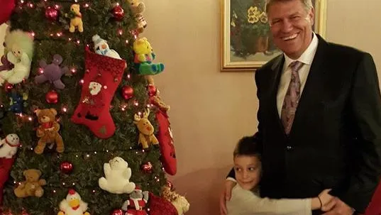 KLAUS IOHANNIS, fotografii superbe în prima zi de CRĂCIUN, lângă COPILUL care l-a făcut să zâmbească