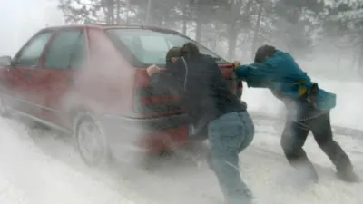 PLECI LA DRUM? Ce trebuie să îți iei la tine, dacă rămâi ÎNZĂPEZIT