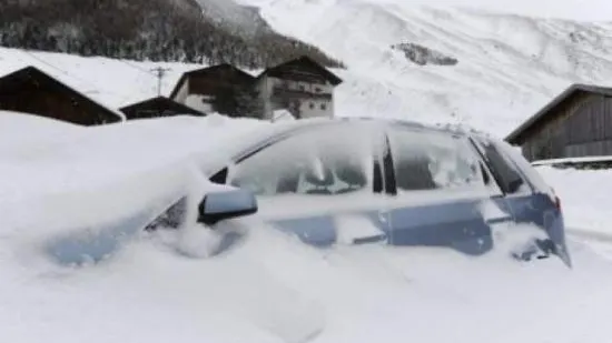 Ninsori în ţară. Zece turişti au rămas blocaţi cu maşinile în masivul Bucegi