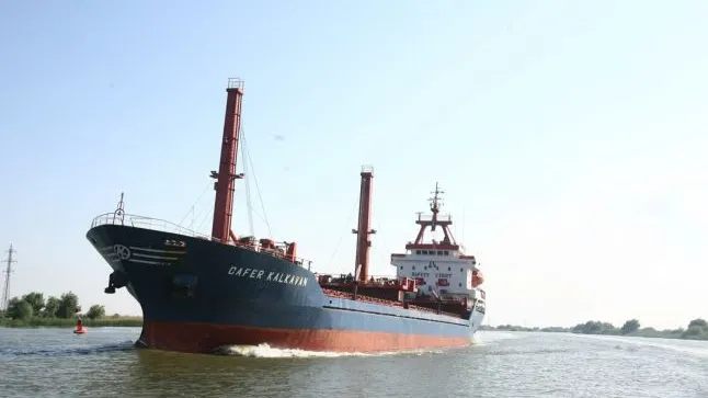 Zeci de nave blocate pe Dunăre, în zona Portului Moldova Veche, din cauza vântului puternic