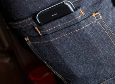 Pantalonii antifurt: Cât costă pantalonii jeans care pot să prevină "furtul digital"