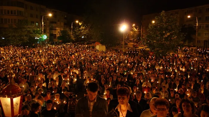 CALENDAR CREȘTIN ORTODOX 2015. Când pică PAȘTELE anul viitor