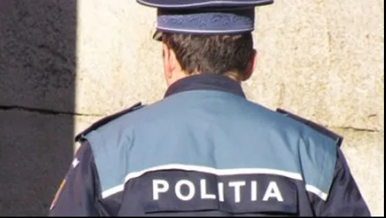 Un polițist, acuzat că a emis o carte de identitate falsă