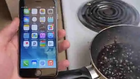 EXPERIMENT CIUDAT: Ce se întâmplă cu iPhone 6 când este fiert în Coca-Cola
