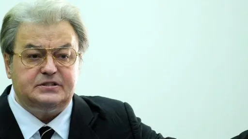 Obiecte ce aparţin lui Corneliu Vadim Tudor, scoase la licitaţie 