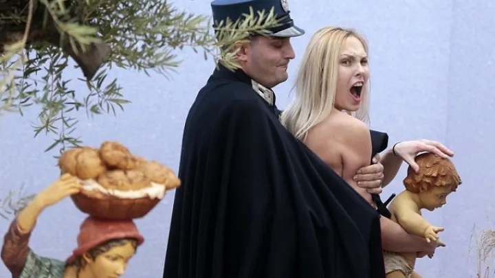 INCIDENT la Vatican: O activistă Femen a smuls statueta Pruncului Iisus și a încercat să fugă cu ea