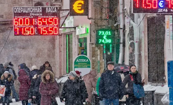 Rușii sărbătoresc azi ANUL NOU. Rubla, în picaj și în 2015