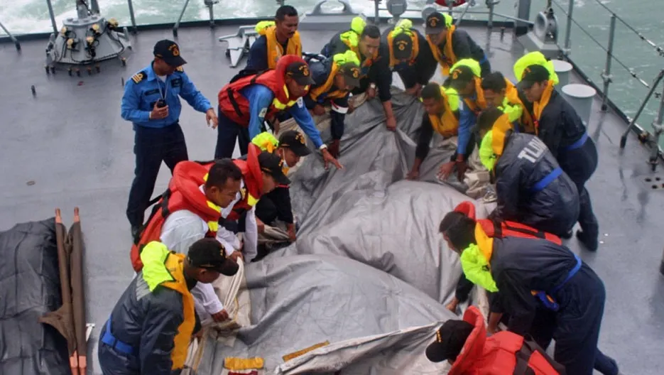 Cadavrul britanicului aflat la bordul avionului AirAsia prăbuşit în Marea Java a fost găsit