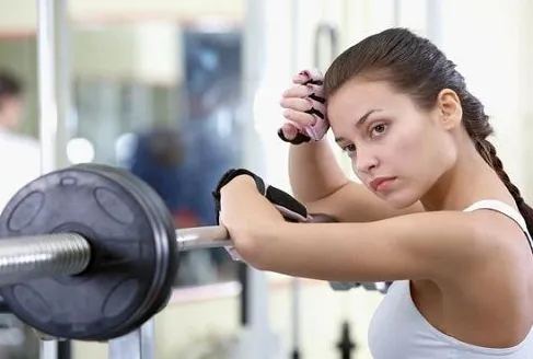 Cât sport trebuie să faci după mesele de sărbători: Numai pentru sarmale trebuie să alergi 10 km