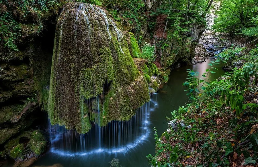 Fotografiile începutului de 2015. O superbă CASCADĂ, învăluită în gheaţă