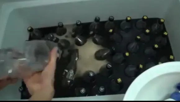 A facut baie intr-o cada plina cu Coca Cola si bomboane Mentos. Nu o sa-ti vina sa crezi ce a patit!