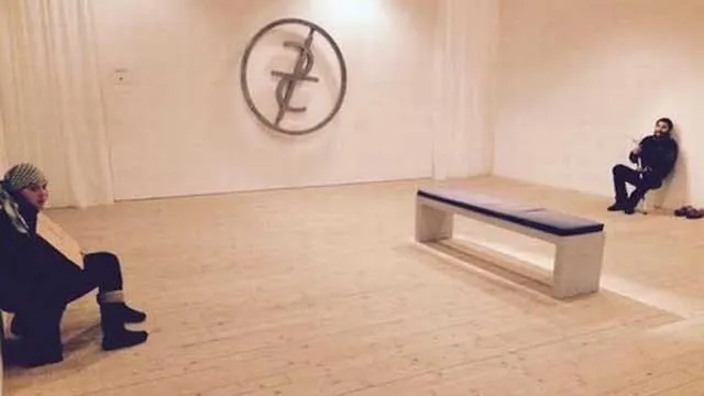 Doi cerşetori români, prezentaţi ca la circ într-o galerie de artă din Suedia