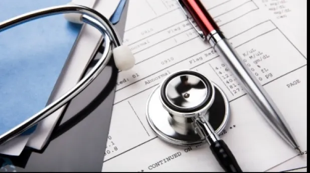 Cardul de sănătate creează haos. Autorităţile spun una, medicii fac alta