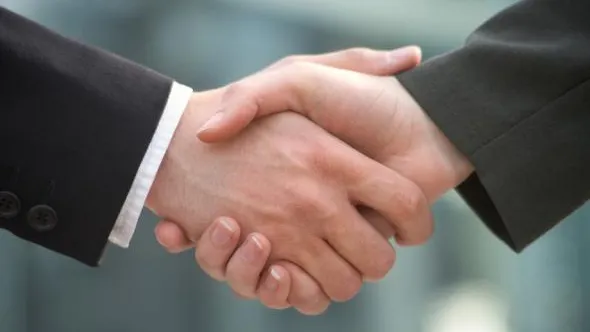 70% dintre oameni dau mâna greşit! Află cum să saluti corect!