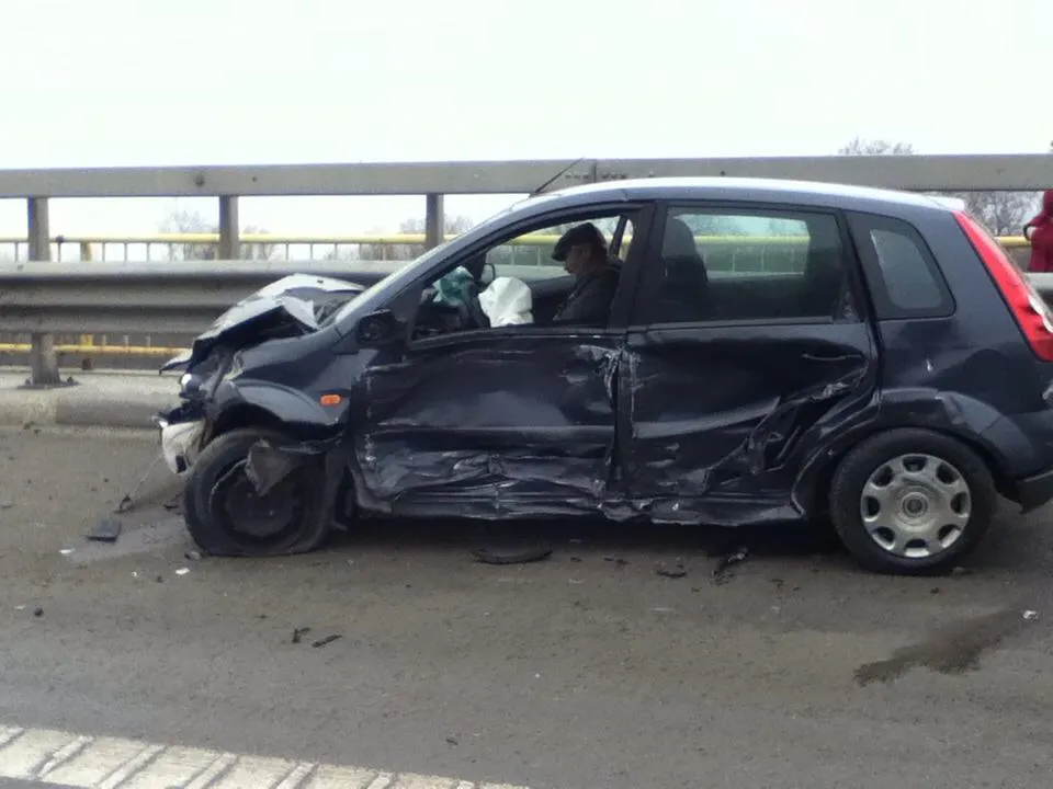 Accident grav pe A2. Nouă mașini au fost lovite de un tir 