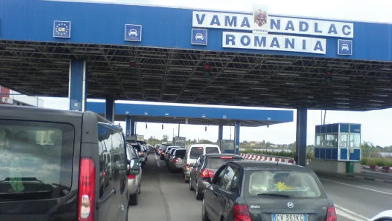 AGLOMERAŢIE în VĂMI. Şoferilor li se recomandă să aleagă şi alte puncte de trecere a frontierei