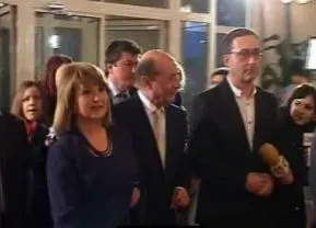 Traian Băsescu şi soţia sa, prezenţi la premiera filmului "De ce eu?".Declaraţia fostului preşedinte