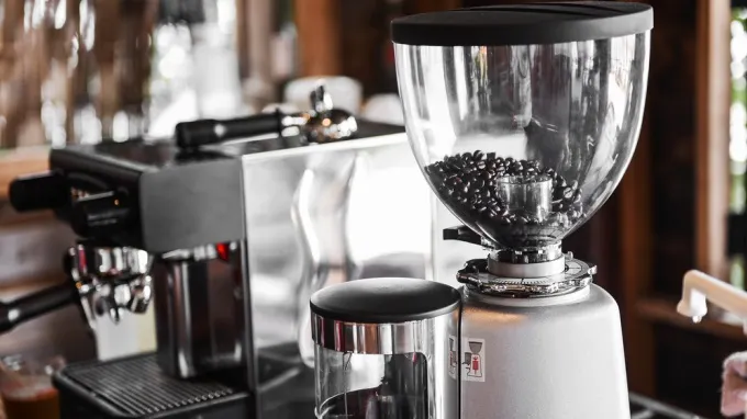 Cum cureţi cafetiera şi filtrul de cafea