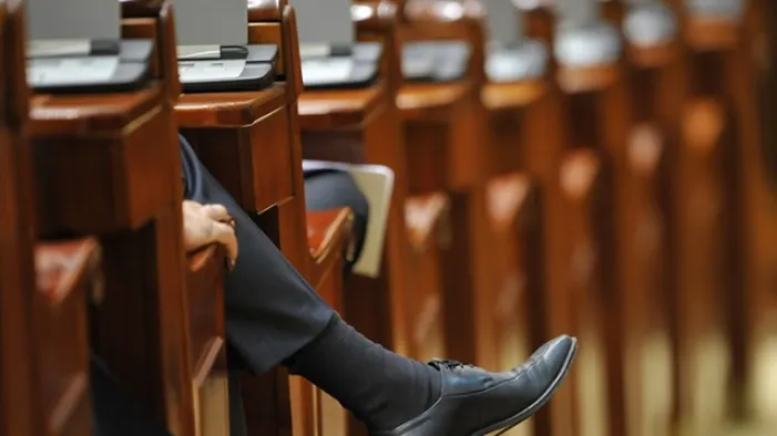 Un bărbat cu probleme psihice a intrat în Parlament, a furat un costum și s-a jucat la calculator