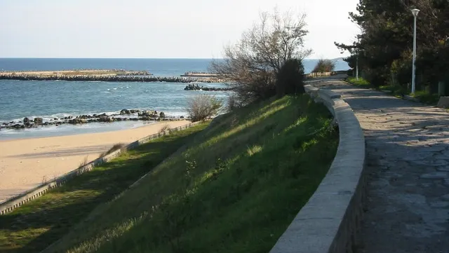 Şocant - O parte din faleza din Eforie Nord s-a prăbuşit