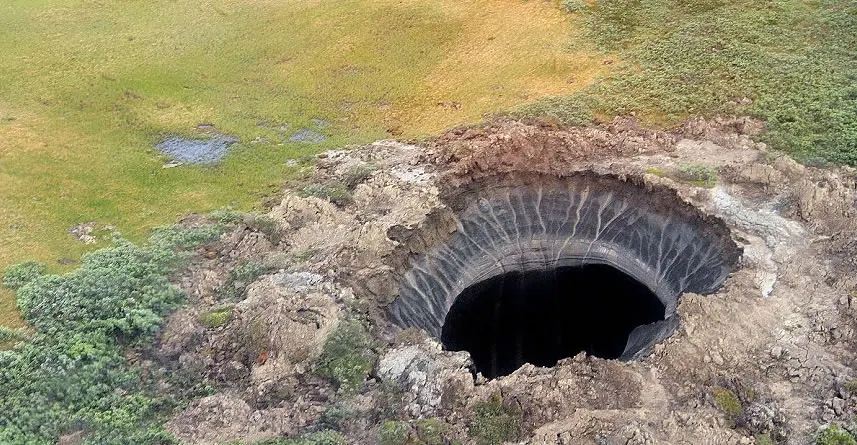 Noi CRATERE URIAŞE în Siberia. Au legătură cu SFÂRŞITUL LUMII?