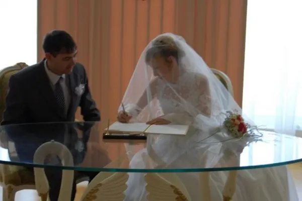 Fata de 20 de ani cu chip de bunicuţă s-a căsătorit. Povestea ei a uimit întreaga lume