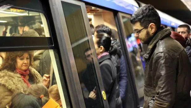 "Frozen Bucharest": 200 de persoane vor "îngheţa" astăzi la metrou