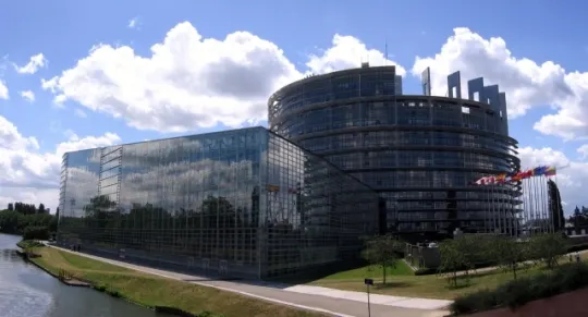 Alertă cu bombă la Parlamentul European. UPDATE: un suspect în uniformă militară a fost reținut