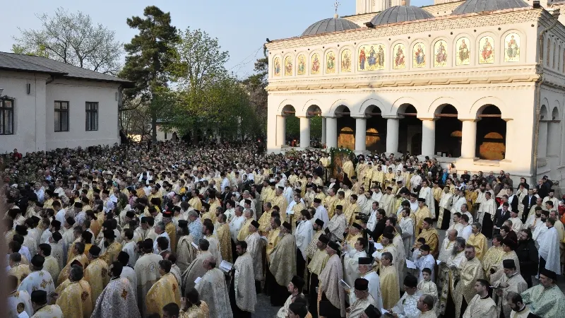 Un pelerin a fost prins cu un rucsac plin de moaște