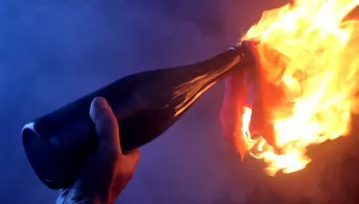 Tânăr arestat, la Sibiu:a atacat cu un cocktail Molotov sediul Poliţiei.Era beat şi s-a rănit singur