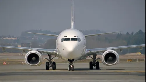 Un avion de pasageri al unei companii ruse a luat foc după decolare