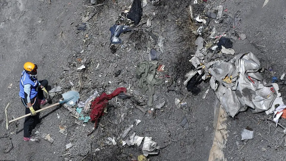 Avion prăbuşit în Franţa. 78 de victime au fost identificate