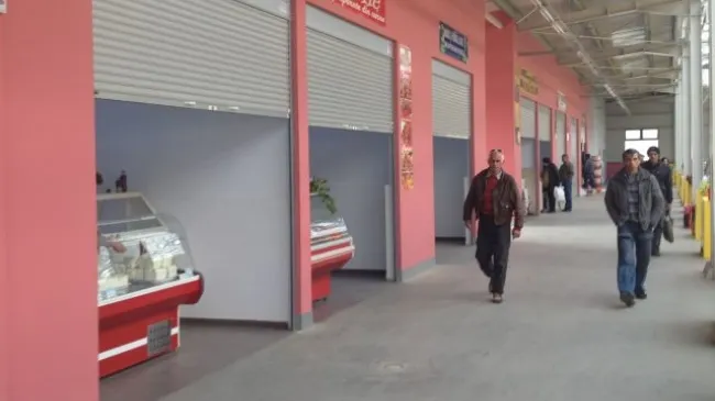 Zeci de persoane din Lugoj, la spital cu toxiinfecţie alimentară. Ce au cumpărat de la piaţă