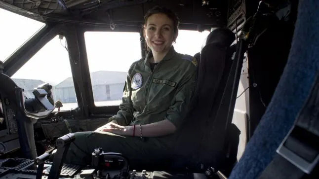 Prima femeie care a pilotat un MIG-21 Lancer: "Avionul nu ştie dacă eşti bărbat sau femeie"