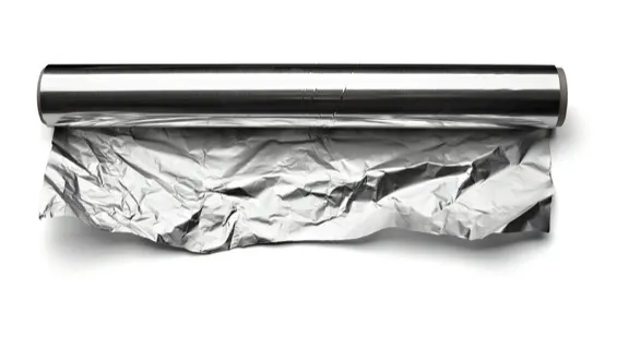 Pericolul gătitului cu folia de aluminiu. Medicii români, avertisment despre bolile provocate