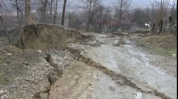Ploile au făcut ravagii: 300 de persoane, izolate din cauza alunecărilor de teren