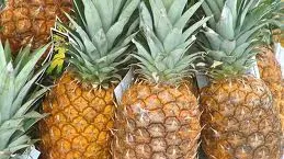 Pe asta n-ai văzut-o până acum! Modul genial în care poţi tăia un ananas rapid
