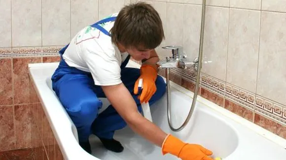 Cum să cureţi lună cada din baie. 7 trucuri