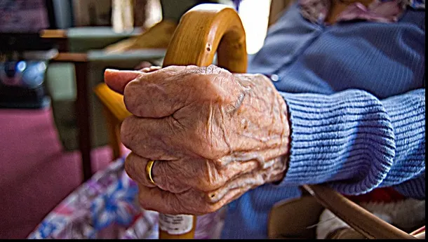 Bunicuţa care bate toate recordurile la furtul din buzunare. Cum îşi păcălea clienţii