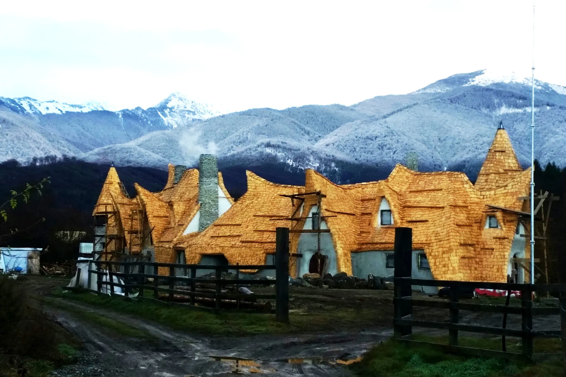 Castelul de lut al lui Răzvan, minunea de la Porumbacu