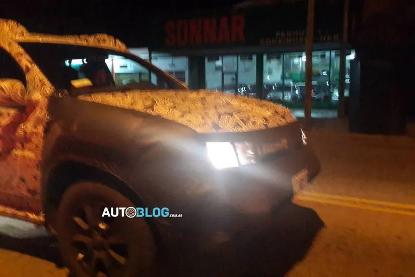 Dacia Duster pick-up patru uşi! Imagini spion cu noua Dacia Duster pick-up