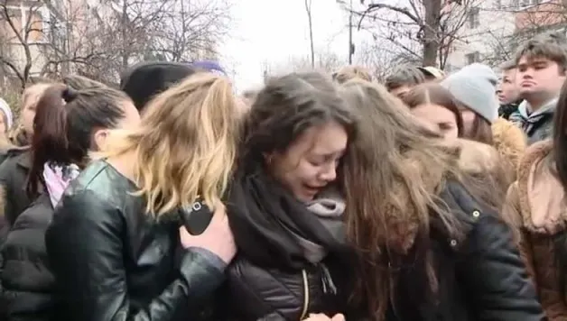 Mulţime de oameni la înmormântarea tinerei ucise în Copou. Momente dramatice