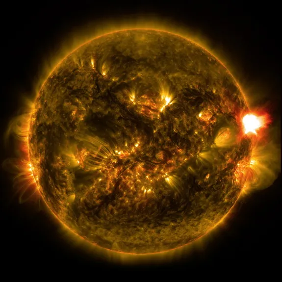 Imagini cu prima explozie solară puternică din acest an îndreptată direct spre Pământ