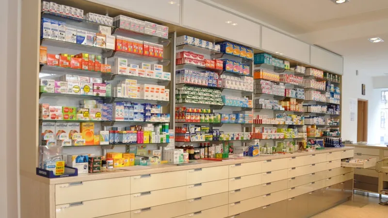 Cei mai mulţi farmacişti le recomandă bolnavilor să cumpere medicamente scumpe