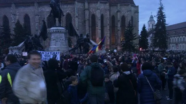 Protest la Cluj față de votul pentru Șova. 500 de persoane au ieșit în stradă