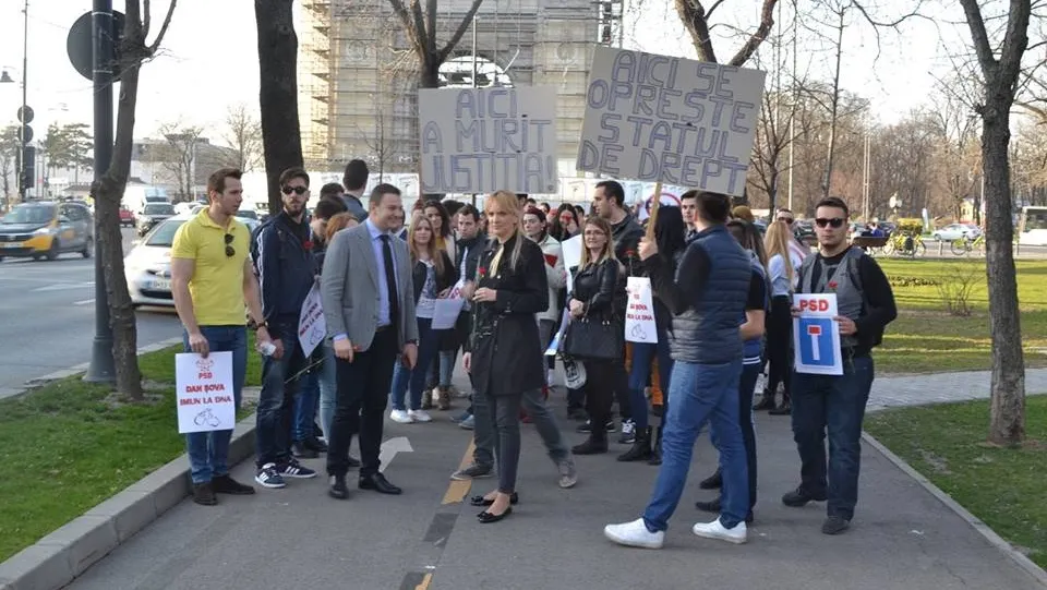 Liberalii, protest în fața sediului PSD: "Aici a murit justiția"