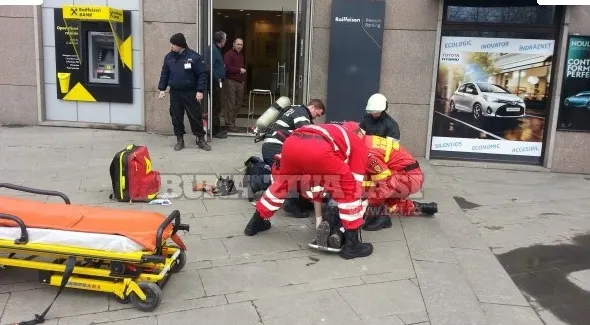 Un ieşean şi-a dat foc în sediul unei bănci: "Mi-aţi luat casa!"