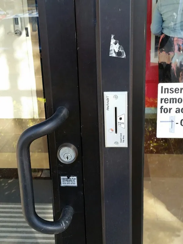 Atenţie la uşa de la bancă! Cum poţi să rămâi instant fără bani pe card