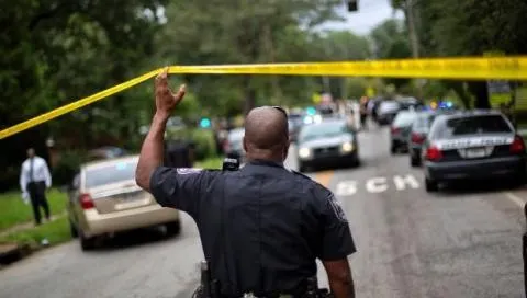 Doi ofiţeri, răniţi în faţa sediului poliţiei din oraşul Ferguson