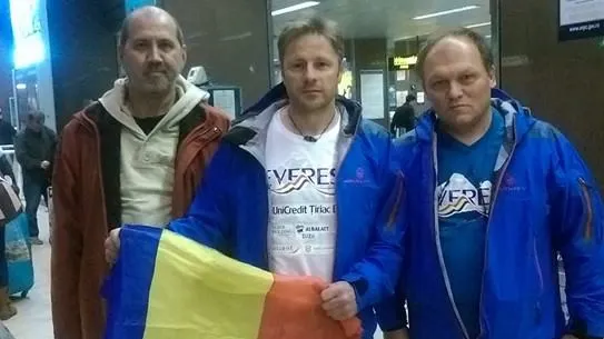 Un alpinist din România înjurat de maghiari pentru că va afișa drapelul României pe munte